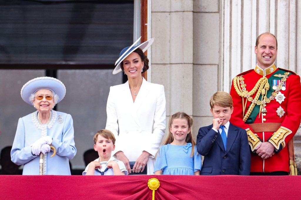 Królowa Elżbieta II, książę Louis z Cambridge, Katarzyna, księżna Cambridge, księżniczka Charlotte z Cambridge, książę Jerzy z Cambridge i książę William, książę Cambridge oglądają Royal Air Fly na balkonie Pałacu Buckingham podczas barwnej parady sił powietrznych