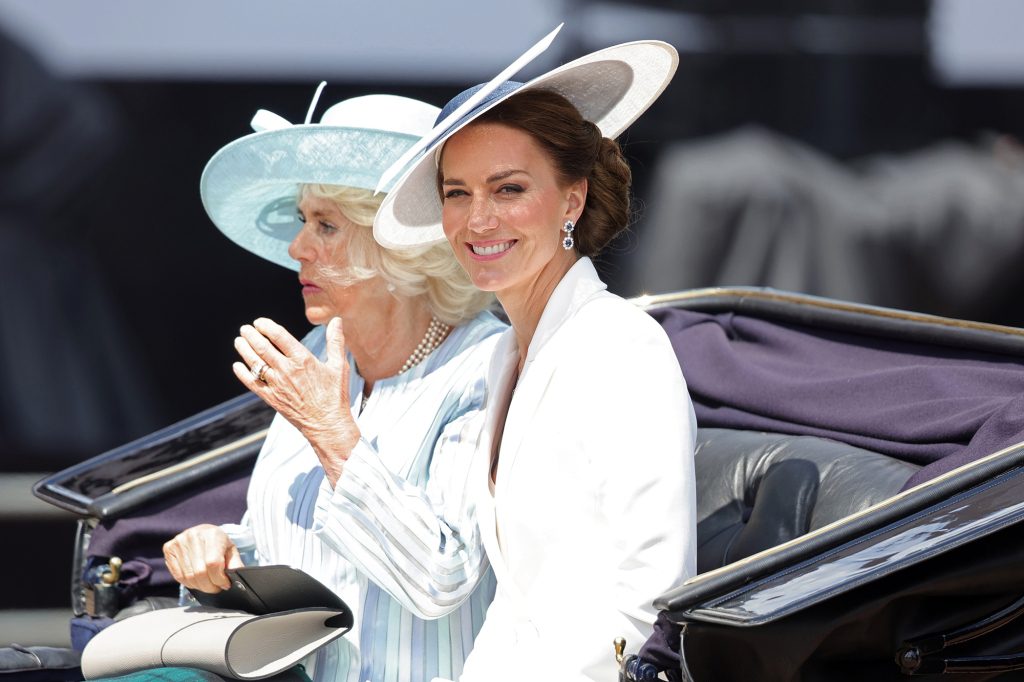 Księżna Cambridge olśniła się w swoim eleganckim zespole podczas uroczystości jubileuszowej królowej.  Pojawienie się z Camillą, księżną Kornwalii.