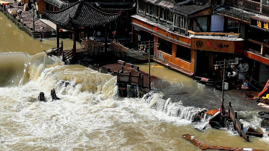 Ulewne deszcze zabijają dziesiątki w południowych Chinach, ponieważ zmiany klimatyczne wzmacniają sezony powodziowe
