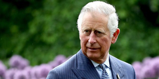 Londyn, Anglia - 17 maja: Prince Charles, Prince of Wales między Alums podczas wizyty w Kew Gardens 17 maja 2017 r. w Londynie, Anglia. 