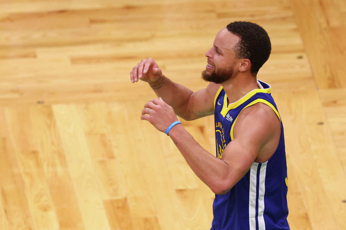 #30 Stephena Curry'ego w Golden State Warriors reaguje po pokonaniu Boston Celtics 103-90 w szóstym meczu finałów NBA 2022 na TD Garden 16 czerwca 2022 w Bostonie.