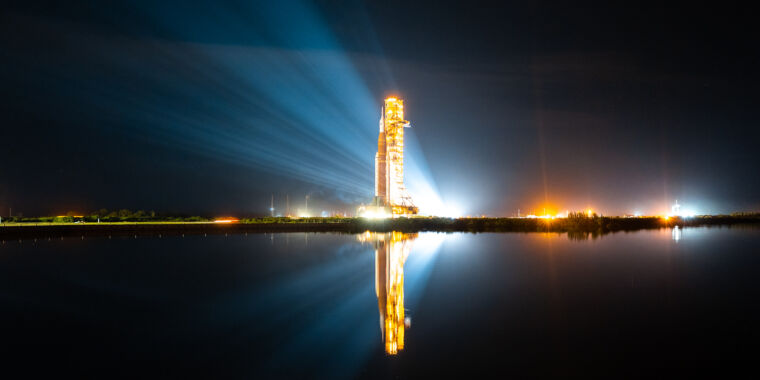NASA odlicza w ciągu 29 sekund od wystrzelenia dużej rakiety SLS