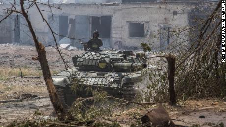 Ukraiński czołg stoi podczas ciężkich walk na linii frontu w Siewierodoniecku 8 czerwca.