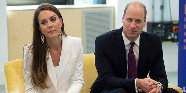 Książę William i Catherine, księżna Cambridge, rozmawiają z uczestnikami podczas wizyty w Elevate Initiative w Brixton House 22 czerwca 2022 r. w Londynie.