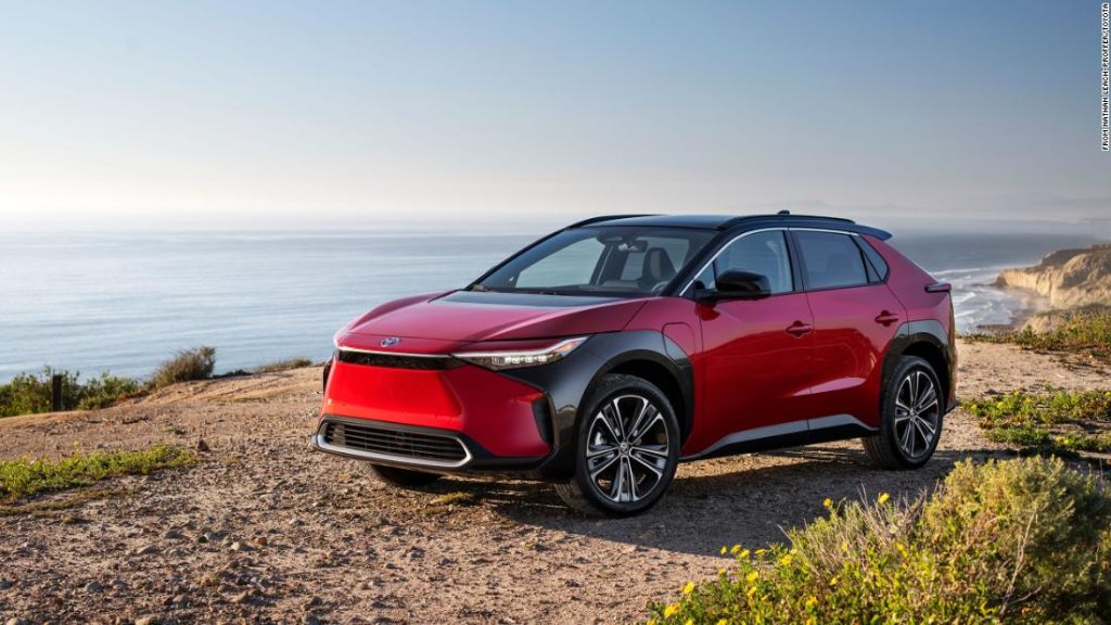 Toyota wycofuje swój pierwszy popularny samochód elektryczny, ponieważ koła mogą odpaść