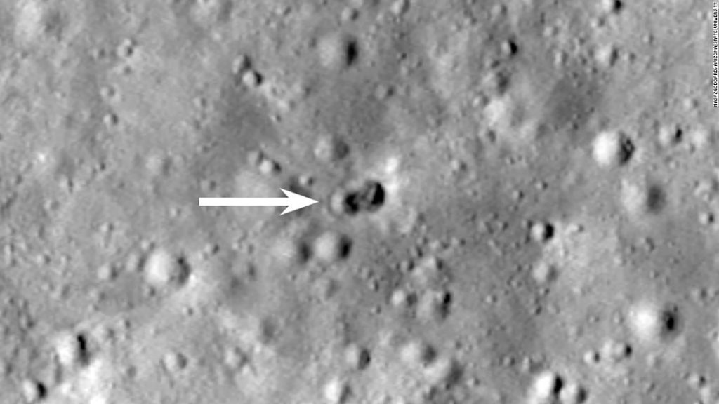 Nowy podwójny krater widoczny na powierzchni Księżyca po zderzeniu tajemniczej rakiety