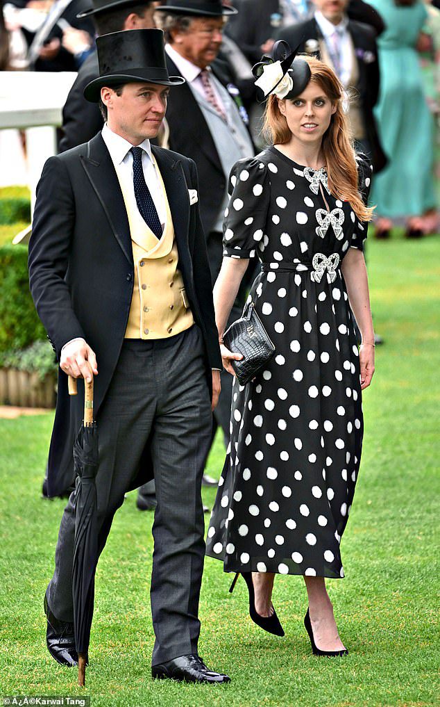 Króla w królewskiej procesji zastąpił książę Kentu, a za nim księżniczka Beatrice.  Ascot oszołomiona w sukience w kropki, która przypominała sukienkę, którą nosiła księżna Diana w 1988 roku