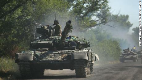 Wojska ukraińskie podróżują w pojazdach opancerzonych po drodze w regionie Donbasu we wschodniej Ukrainie 21 czerwca 2022 r.