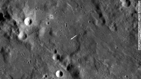 Nowy krater jest mniejszy niż inny krater i niewidoczny na tym widoku, ale jego lokalizację wskazuje biała strzałka. 