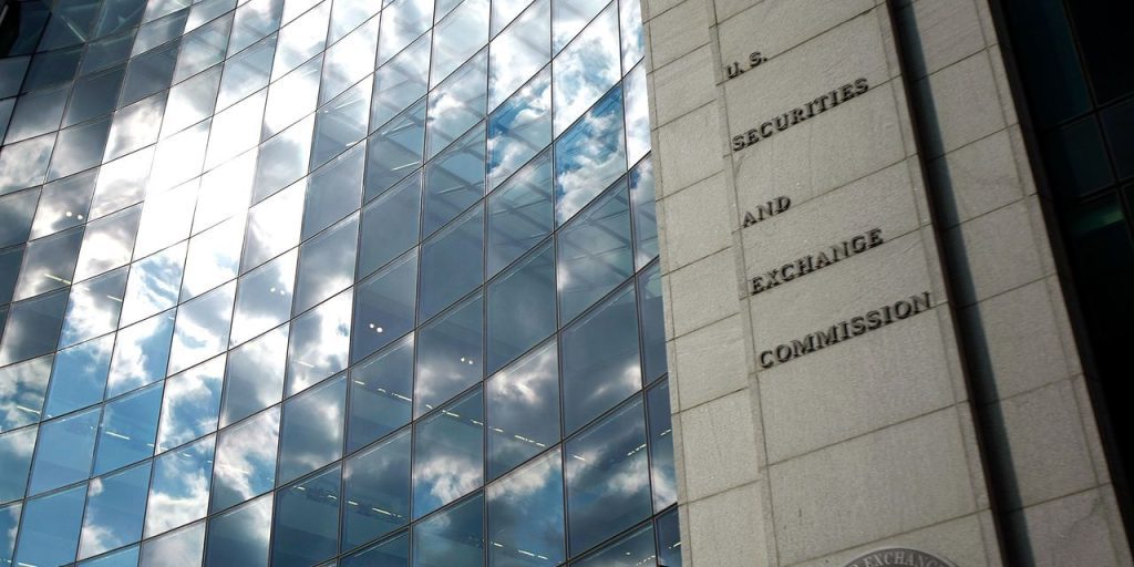SEC nałożyła na Ernst & Young 100 milionów dolarów grzywny za pracowników, którzy oszukują na egzaminach z etyki CPA