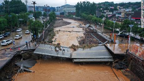 & # 39;  raz na tysiąc lat '  Deszcz spustoszył centralne Chiny, ale niewiele mówi się o zmianach klimatycznych