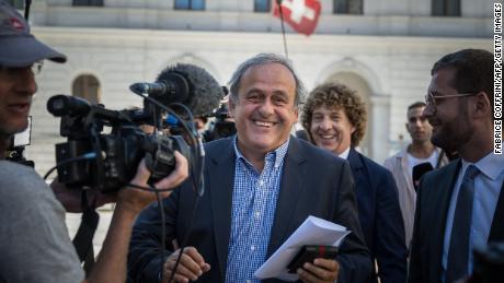 Reakcja Michela Platiniego po opuszczeniu Federalnego Trybunału Karnego w Szwajcarii 8 lipca 2022 r.