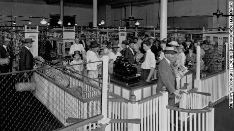 Kupujący w Piggly Wiggly, pierwszym samoobsługowym supermarkecie, w 1918 roku.