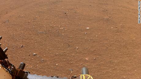 Statek Perseverance NASA użył jednej ze swoich kamer nawigacyjnych do uchwycenia tego obrazu płaskiego terenu Krateru Jezero.  Jest to jedna potencjalna lokalizacja, którą NASA może rozważyć dla łazika powrotnego próbki Marsa.