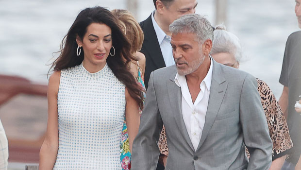Amal Clooney w sukience z piór strusich z Georgem w jeziorze Como: Zdjęcia - Hollywood Life