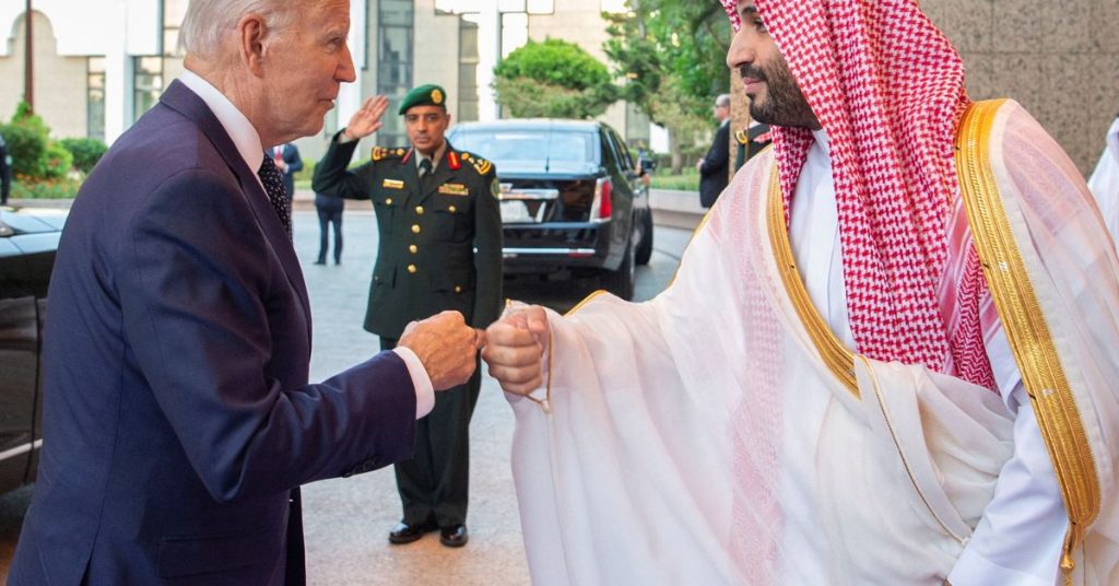 Biden rozpoczyna wrażliwą podróż po Arabii Saudyjskiej z pięścią następcy tronu i uściskiem dłoni króla