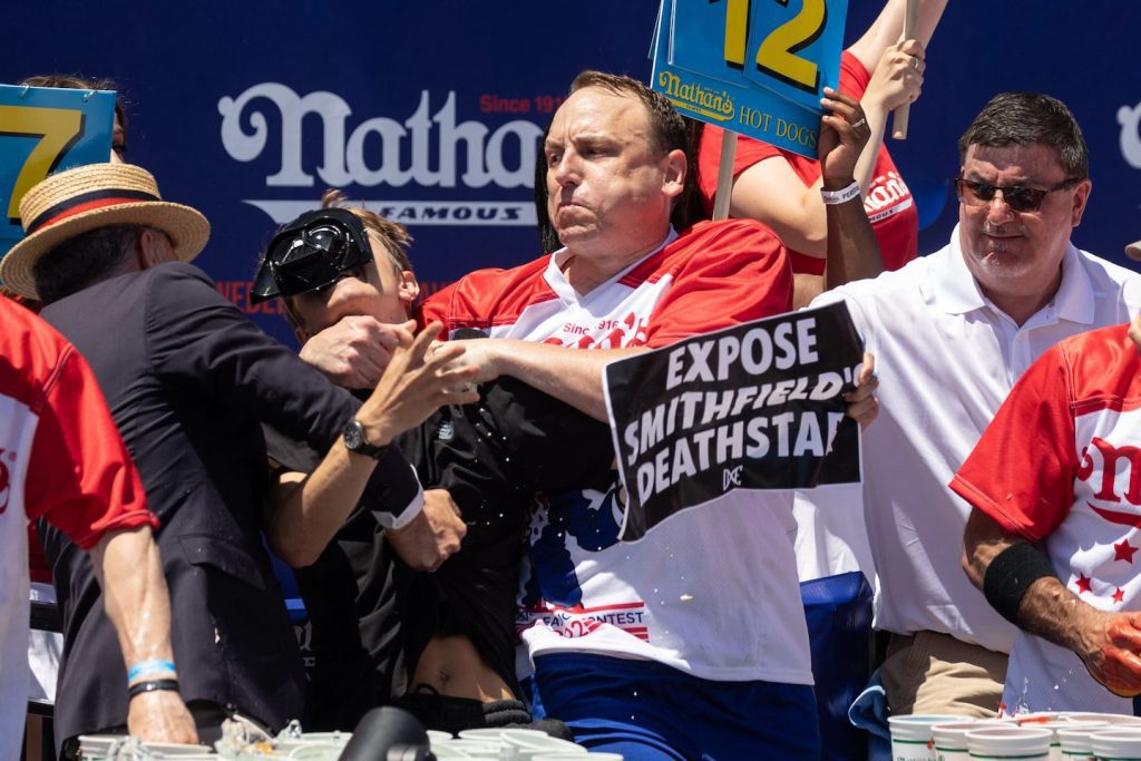 Bukmacherzy Joey Chestnut odzyskują pieniądze po konkursie jedzenia hot dogów na stoiskach protestacyjnych
