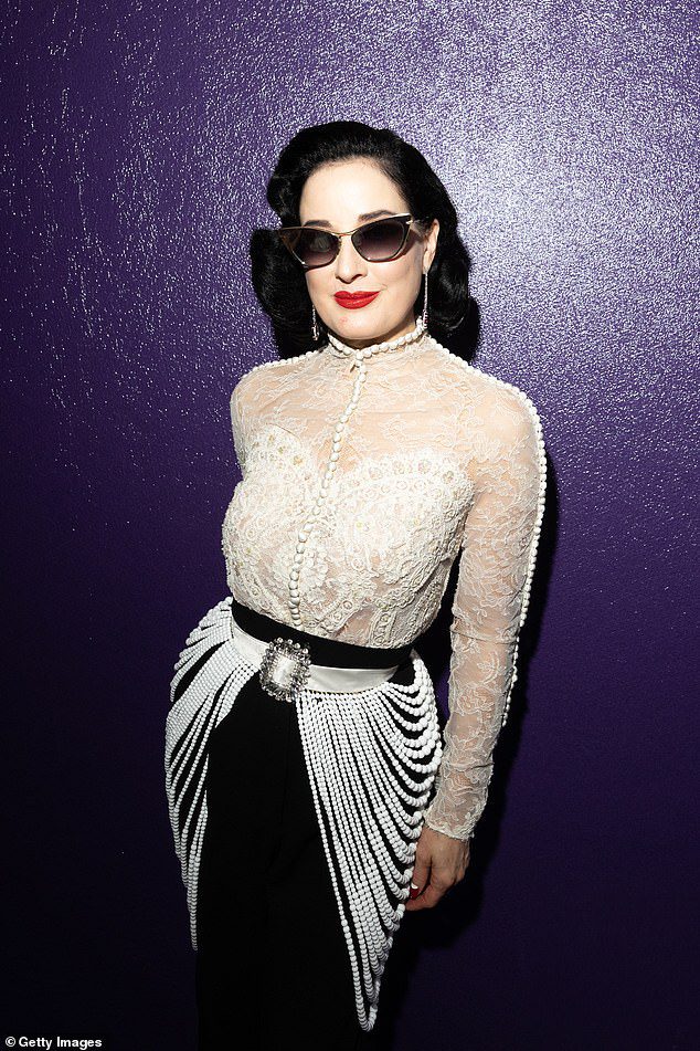 Szyk: Dita Von Teese prezentuje się olśniewająco podczas wtorkowego pokazu haute couture Alexis Mabel podczas Paris Fashion Week.