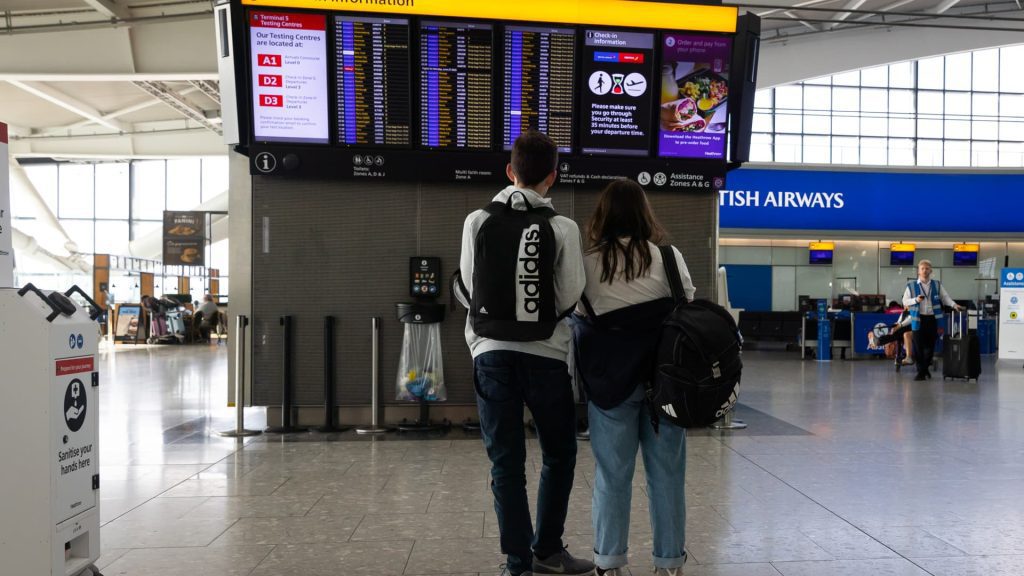 Maksymalna liczba pasażerów odlatujących na lotnisku London Heathrow to 100 000 dziennie