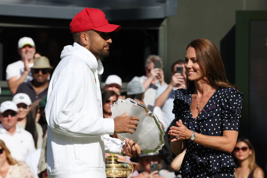 Nick Kyrgios w czerwonym kapeluszu na Wimbledonie, łamiąc całkowicie biały dress code