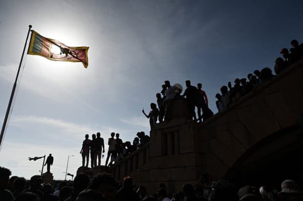 Demonstranci przed sekretariatem prezydenta w Kolombo