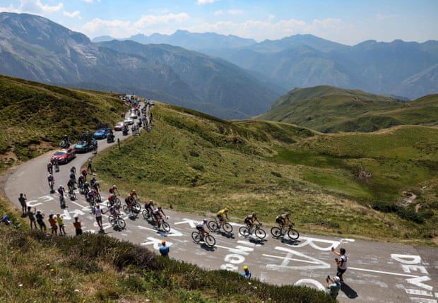 Liderzy zajmują się Col de Spandelles podczas osiemnastego etapu