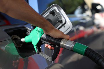 Tesco rozpoczyna wojnę z pompami paliwowymi po obniżce cen benzyny o 6,5 pensa po obniżce cen Asdy
