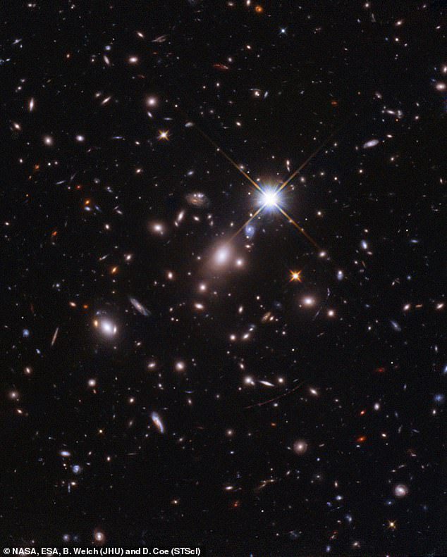 Na tak ogromnych odległościach eksperci mogą zwykle tworzyć tylko całe galaktyki, ale szczęśliwy zbieg okoliczności pozwolił im na obserwację Earndale'a za pomocą Kosmicznego Teleskopu Hubble'a (pokazanego), a następnie obserwację go ponownie z Jamesem Webbem 30 lipca.