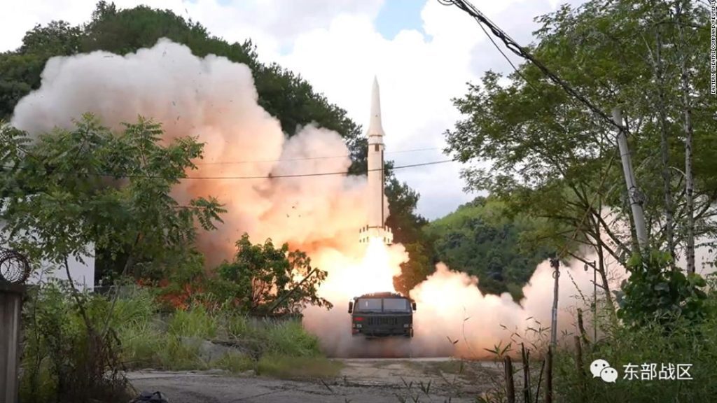 Chiny po raz pierwszy wystrzeliwują rakiety nad Tajwan, gdy Pekin reaguje na wizytę Pelosiego