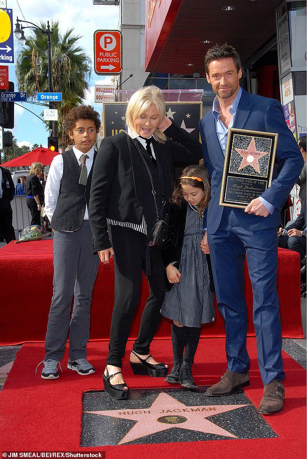 Szczęśliwa rodzina: Jackman i jego żona Deborah Lee Furness mają razem dwoje dzieci: 22-letniego Oscara i 17-letnią Avę (od lewej do prawej: Oscar, Deborah Lee, Ava, Hugh na zdjęciu w 2012 roku)