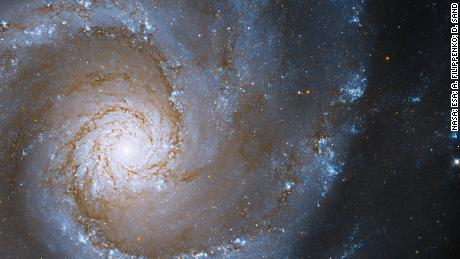 Hubble śledzi serce zaprojektowanej dużej galaktyki spiralnej