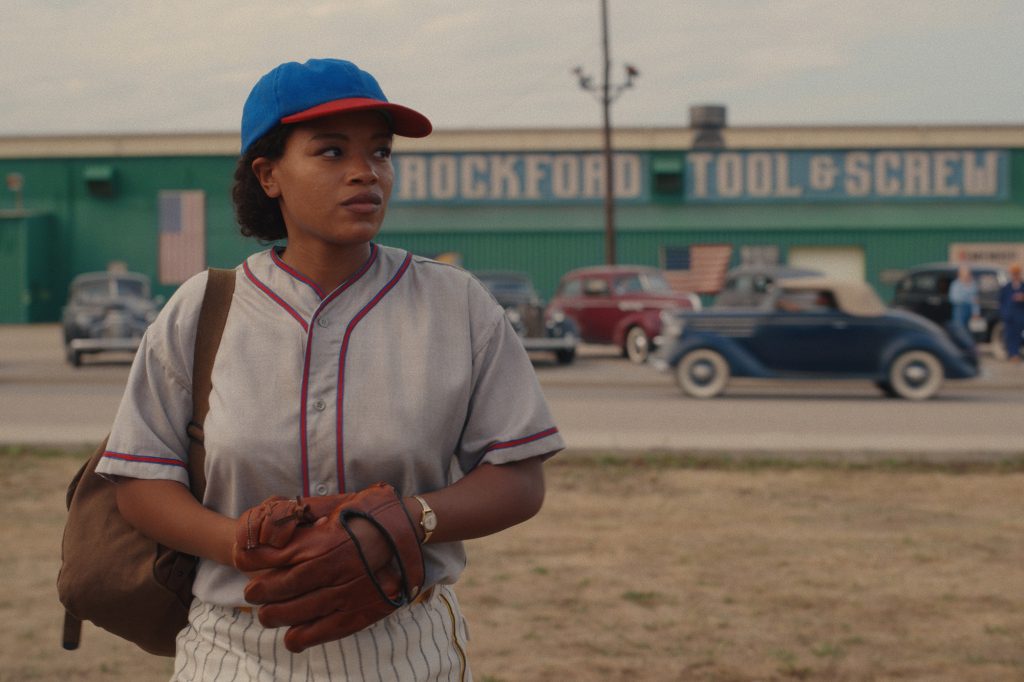 Max (Shanty Adams) stojący w bunkrze z rękawicą baseballową "ich własna liga." 