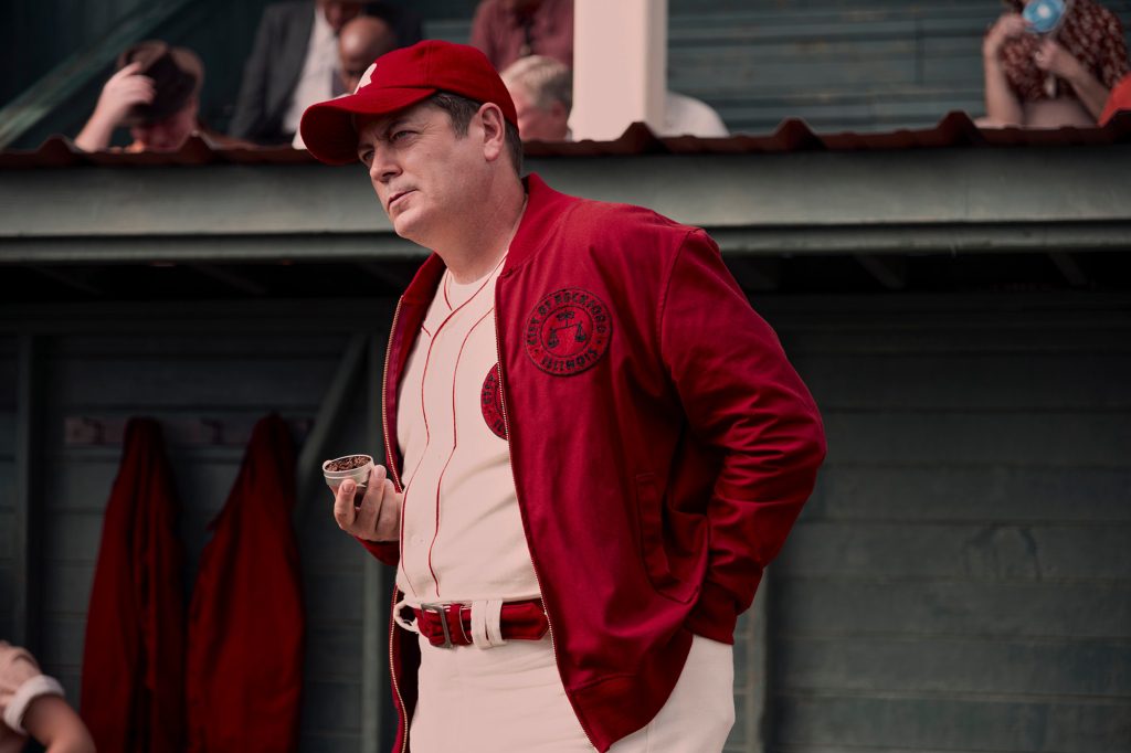 Nick Offerman w mundurze baseballowym. 