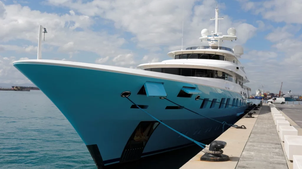 Super jacht powiązany z rosyjskim magnatem biznesowym Pumpyansky na aukcji w Gibraltarze