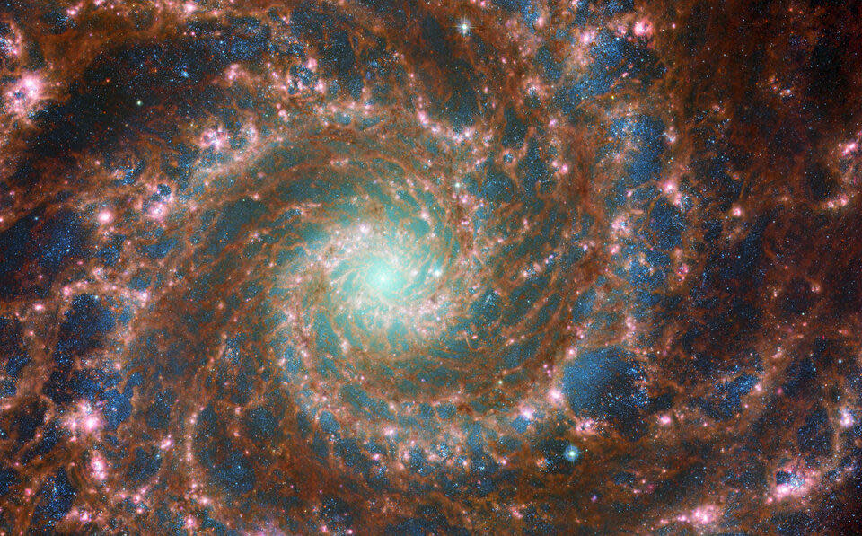 Webb i Hubble robią oszałamiające zdjęcie serca Widmowej Galaktyki