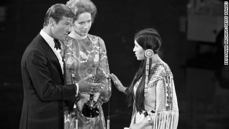 Littlefeather powiedziała, że ​​obiecała Brando, że nie dotknie samej nagrody.