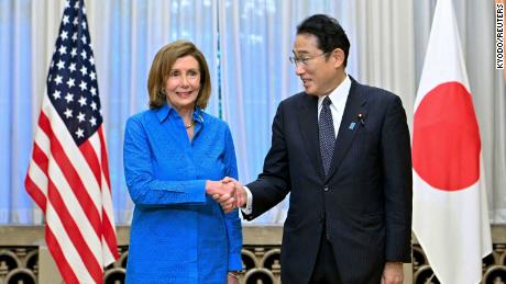 Przewodnicząca Izby Reprezentantów Nancy Pelosi podaje dłoń premierowi Japonii Fumio Kishidzie w Tokio 5 sierpnia 2022 r.