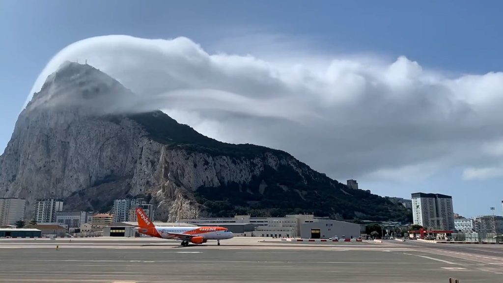 Chmura Lewantu pojawia się nad skałą Gibraltaru