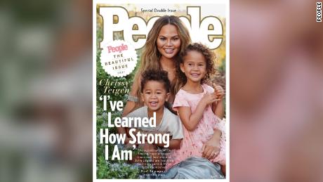 Chrissy Teigen i Children's Blessing Cover People's #39;  s & # 39;  Piękne & # 39 ;  walizka 