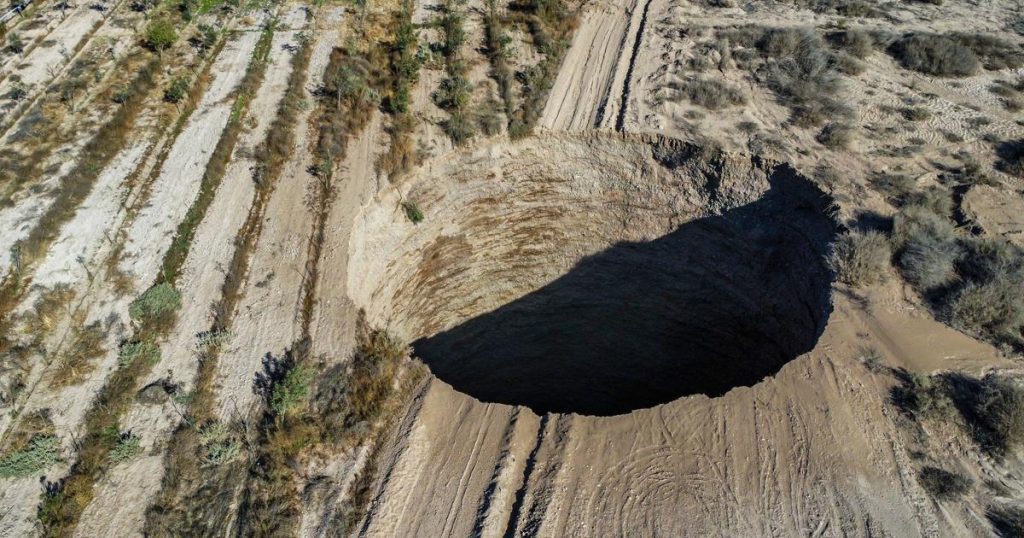 Eksperci badają tajemniczy krater o głębokości 200 stóp w pobliżu kopalni miedzi w Chile