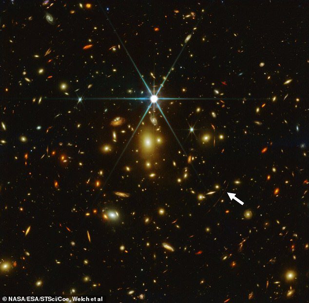 Daleko, daleko: najbardziej znana gwiazda we wszechświecie została uchwycona przez Kosmiczny Teleskop Jamesa Webba.  Earndel znajduje się około 28 miliardów lat świetlnych od Ziemi i jest pokazany na tym zdjęciu, gdzie biała strzałka jest