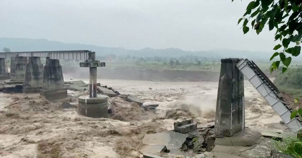 Powodzie i osunięcia ziemi zabijają dziesiątki ludzi, jak deszcze monsunowe w północnych i wschodnich Indiach