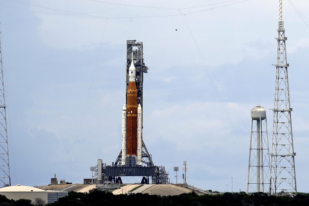 Rakieta Księżycowa NASA jest w drodze do startu pomimo uderzenia pioruna