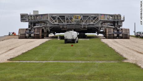 Crawler Carrier 2 został użyty do transportu masywnego stosu rakiet na wyrzutnię.