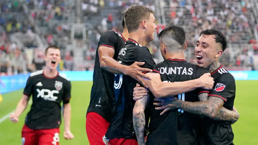 W debiucie Wayne’a Rooneya DC United wspina się po oszałamiającą wygraną