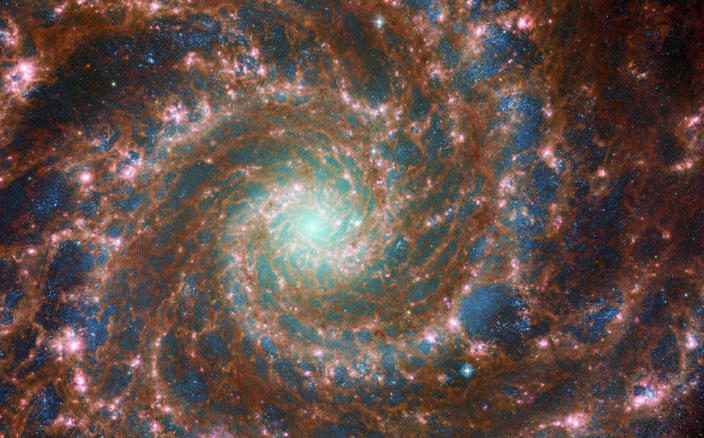 M74 błyszczy najpełniej na tym złożonym zdjęciu optycznym/podczerwonym, które zawiera dane z Kosmicznego Teleskopu Hubble'a NASA/ESA i Kosmicznego Teleskopu Jamesa Webba NASA/ESA/CSA.  & nbsp;  / kredyt: Europejska Agencja Kosmiczna
