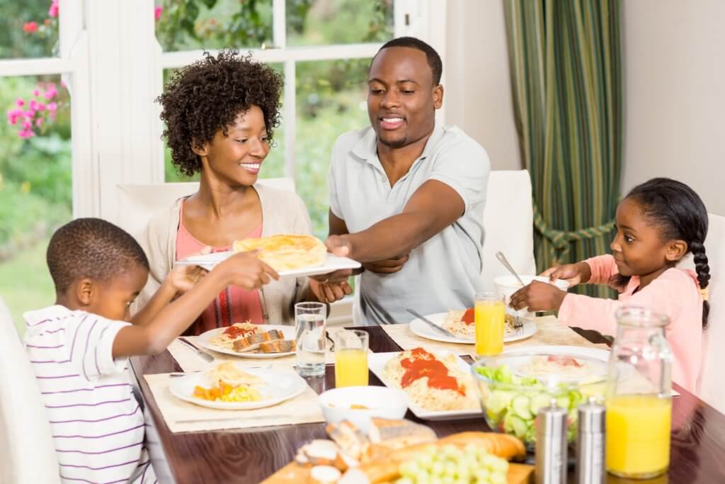 „Rodzinny obiad” to już przeszłość?  Przeciętna osoba spędza z bliskimi tylko 3 posiłki w tygodniu