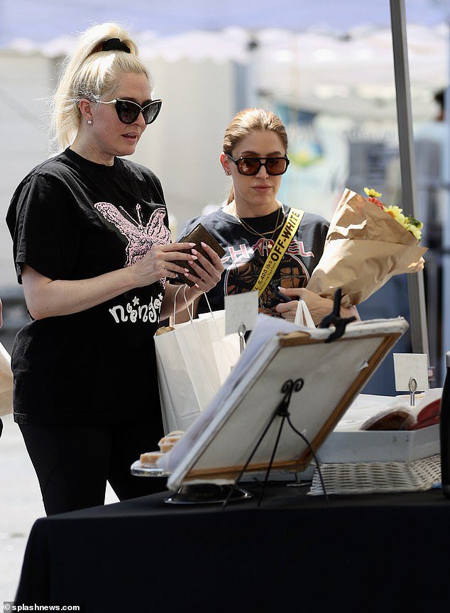 Świeże towary: Erika kupiła świeże owoce, kwiaty i chleb z Larchmont Farmers Market