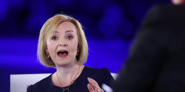 Kandydatka na przywódcę konserwatywnego Liz Truss przemawia podczas wywiadu z brytyjskim prezenterem radiowym Nickiem Ferrari podczas hałaśliwej imprezy w ramach kampanii przywódczej Partii Konserwatywnej w Londynie, 31 sierpnia 2022 r. 