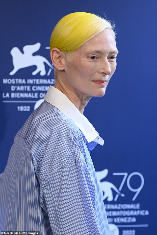 Tilda Swinton debiutuje swoimi dramatycznymi neonowożółtymi włosami na Festiwalu Filmowym w Wenecji